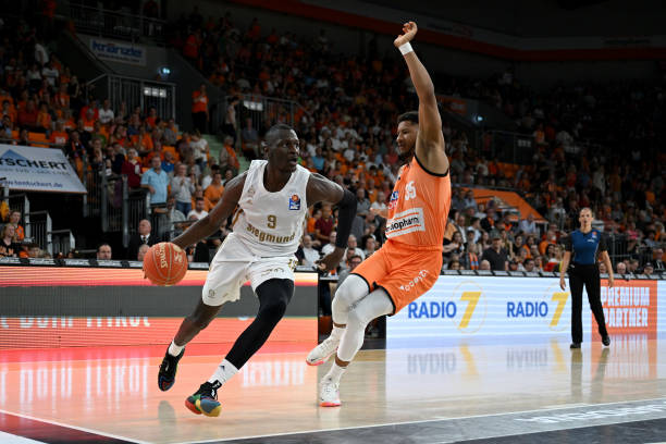 禁区并送出 禁区并送出